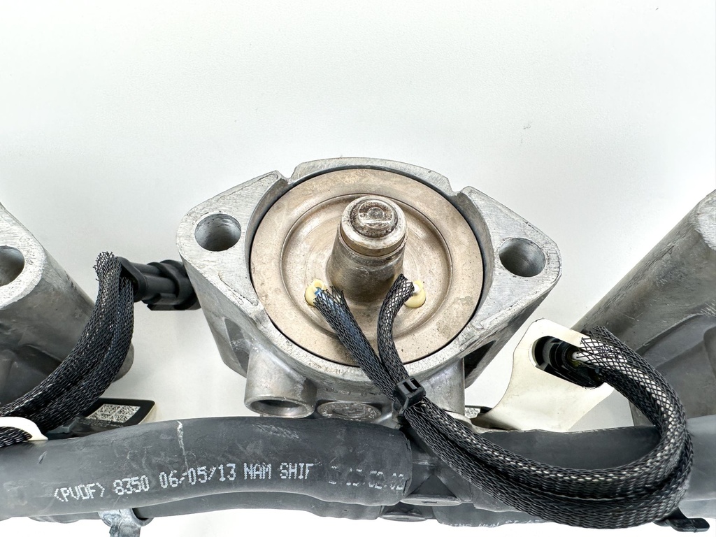 2014 Evinrude 200 HP 2 Stroke Outboard Fuel Injector Set W/ Rail 5007765 OEM