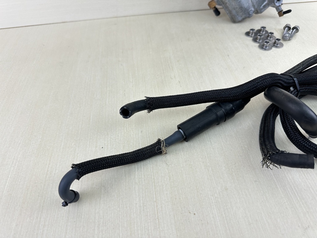 2006 Yamaha 150HP 4 Stroke Outboard VST Float Chamber Assembly 63P-14180-00-00