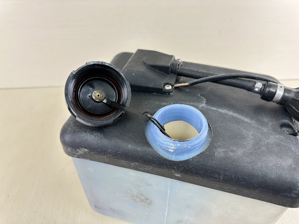 Evinrude Johnson OMC 2 Stroke Oil Tank Supply With Sensor 1.8 Gallon 5008617