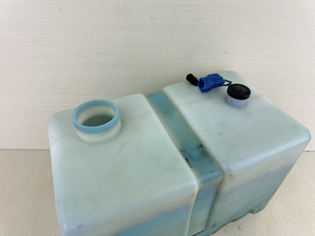 Yamaha Outboard Remote 2 Stroke Oil Tank Assembly With Pump 2.8 Gallons