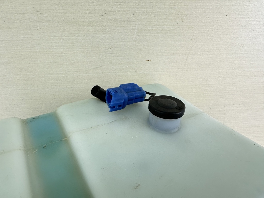 Yamaha Outboard Remote 2 Stroke Oil Tank Assembly With Pump 2.8 Gallons