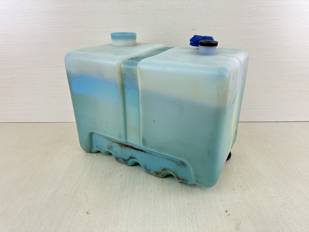 Yamaha Outboard Remote 2 Stroke Oil Tank Assembly With Pump 2.8 Gallons