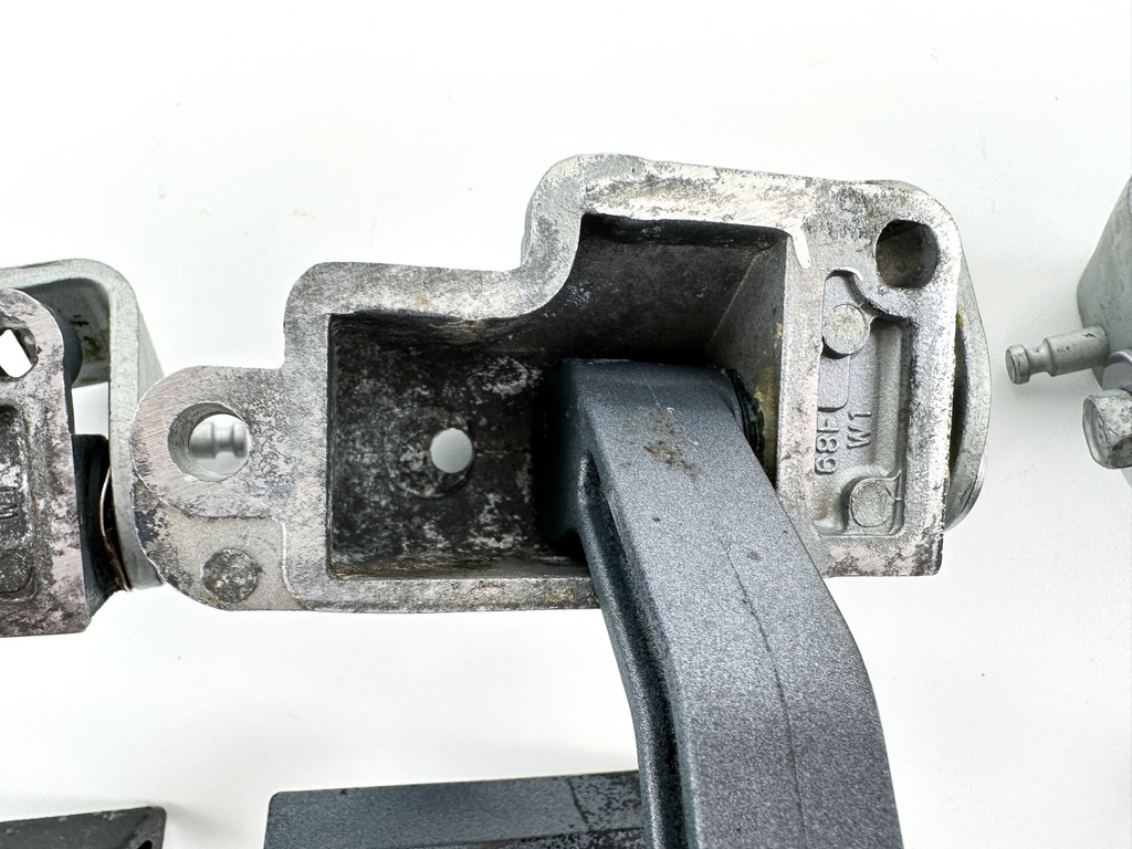 2007 Yamaha 250 HP 4 Stroke Outboard Latch Handle Set 69J-42816-00-8D OEM