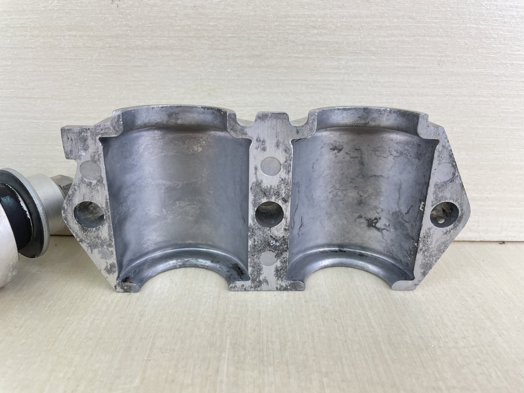 2009 Yamaha 150HP 4 Stroke Outboard Upper Mount Damper W/ Bolts 63P-44514-00-00