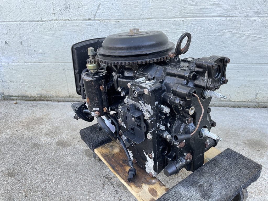 2001 Evinrude Johnson 40HP 2 Stroke Outboard Powerhead Assembly 0437341