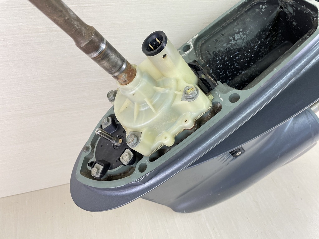 2006 Yamaha 15HP 4 Stroke Outboard 25" Lower Unit Gear Case 68V-45300-32-8D