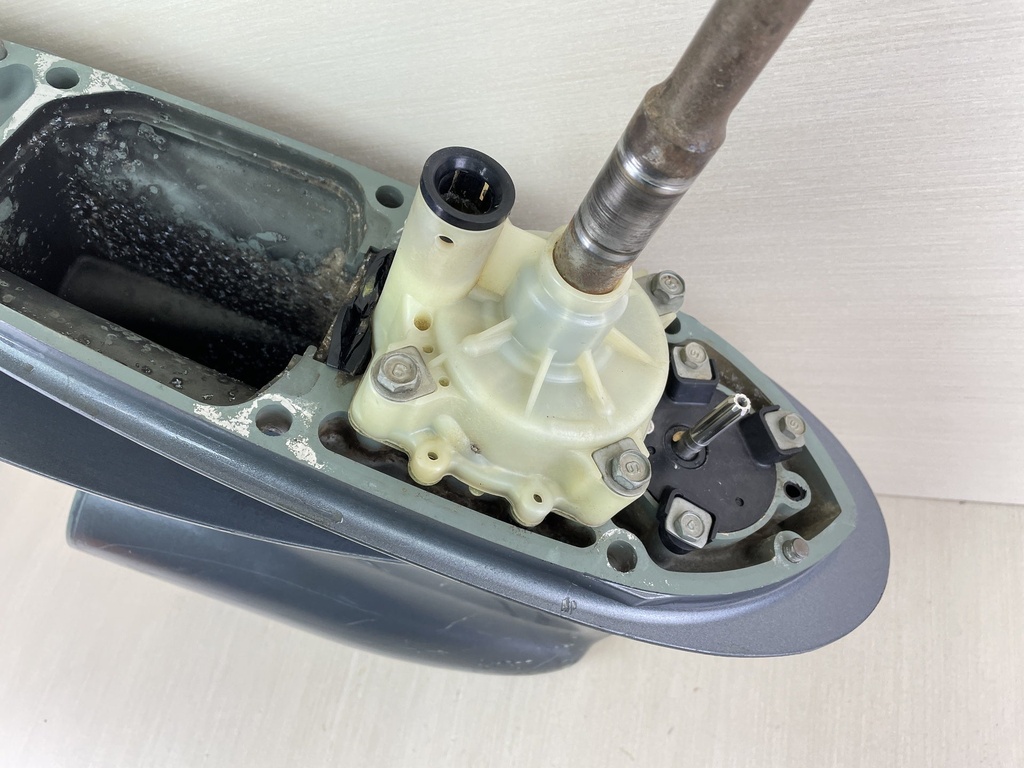 2006 Yamaha 15HP 4 Stroke Outboard 25" Lower Unit Gear Case 68V-45300-32-8D