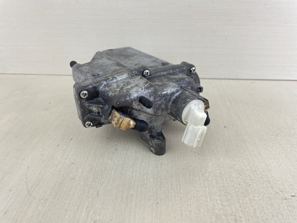 2006 Yamaha 115HP 4 Stroke Outboard Float Chamber Assembly VST 68V-14180-02-00