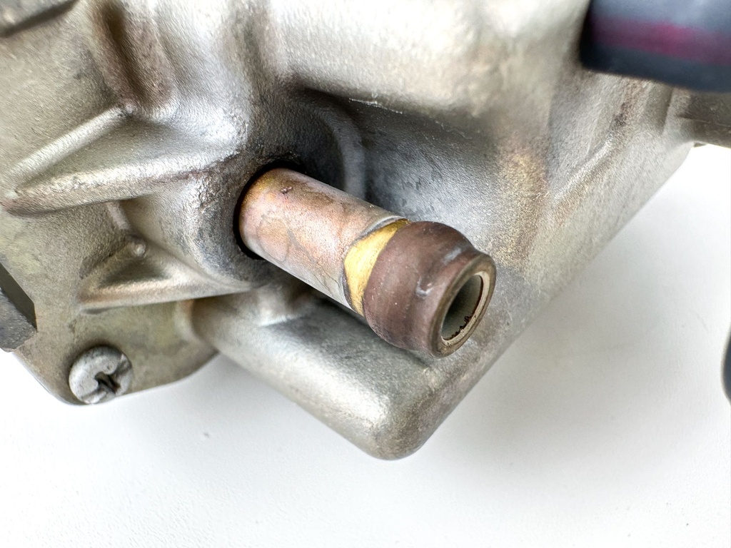 2004 Yamaha 150 HP 4 Stroke Outboard VST Float Chamber Assembly 63P-13907-00-00 OEM