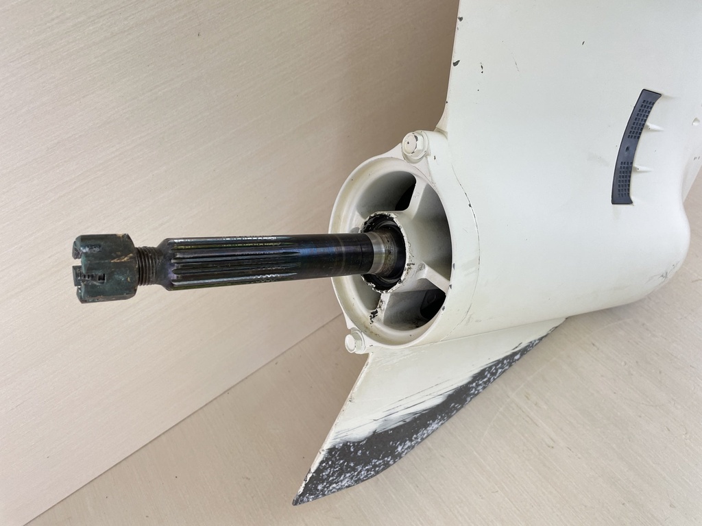 2004 Suzuki 225HP 4 Stroke 25" Lower Unit Gear Case RH 55110-93J20-0EP	