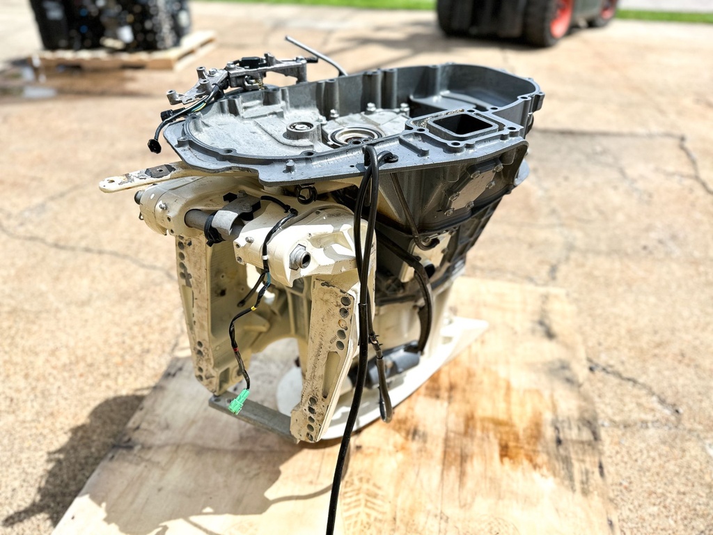 2018 Suzuki 200 HP 4 Stroke Outboard Complete Midsection & Swivel Bracket 43111-96J10-Y5S OEM