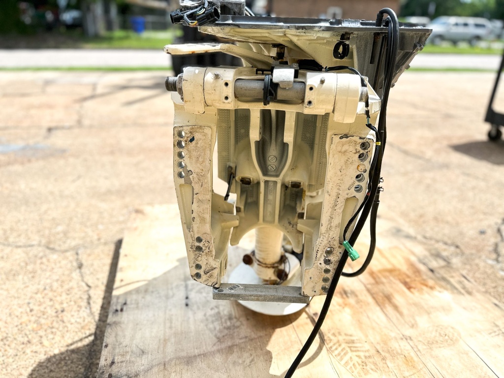 2018 Suzuki 200 HP 4 Stroke Outboard Complete Midsection & Swivel Bracket 43111-96J10-Y5S OEM