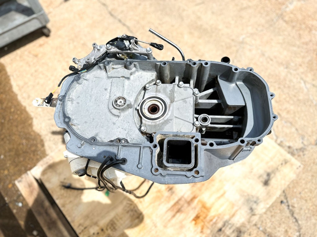 2018 Suzuki 200 HP 4 Stroke Outboard Complete Midsection & Swivel Bracket 43111-96J10-Y5S OEM