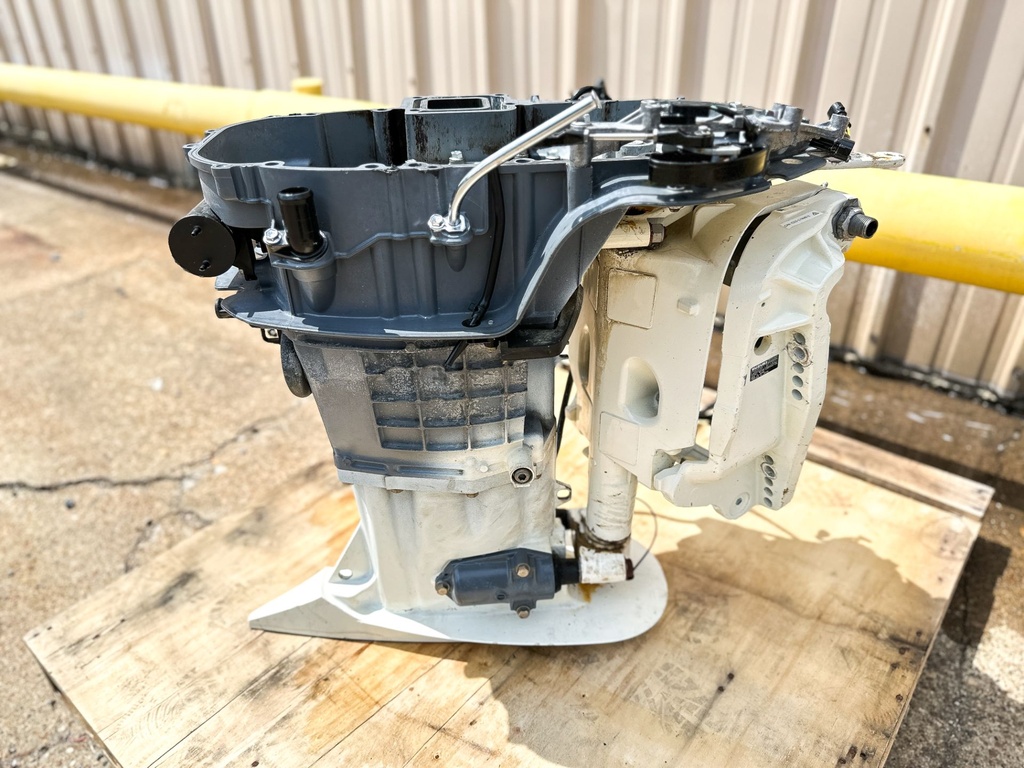 2018 Suzuki 200 HP 4 Stroke Outboard Complete Midsection & Swivel Bracket 43111-96J10-Y5S OEM