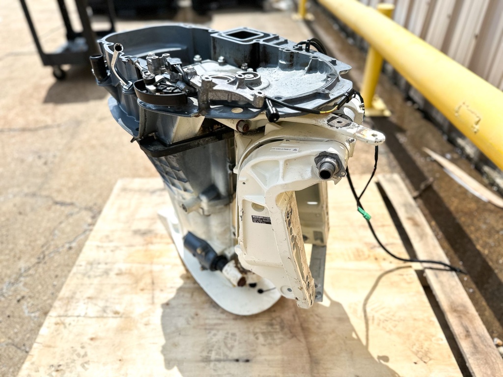 2018 Suzuki 200 HP 4 Stroke Outboard Complete Midsection & Swivel Bracket 43111-96J10-Y5S OEM
