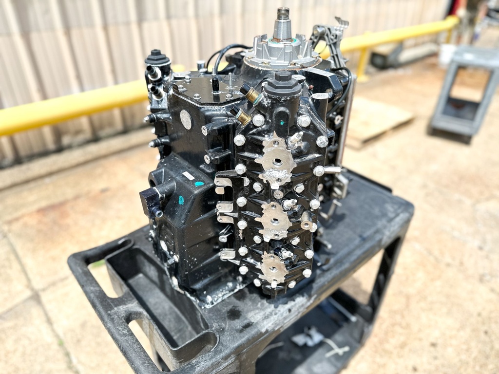 2013 Evinrude 250 HP 2 Stroke Outboard Powerhead 5007977 190 Hours