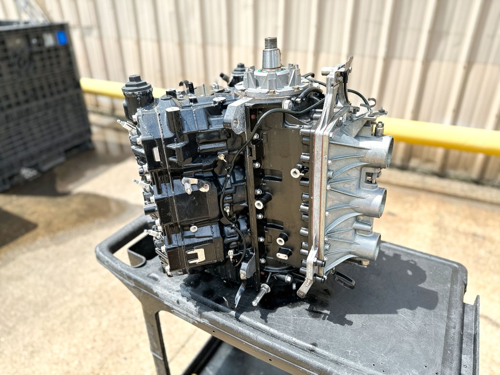 2013 Evinrude 250 HP 2 Stroke Outboard Powerhead 5007977 190 Hours
