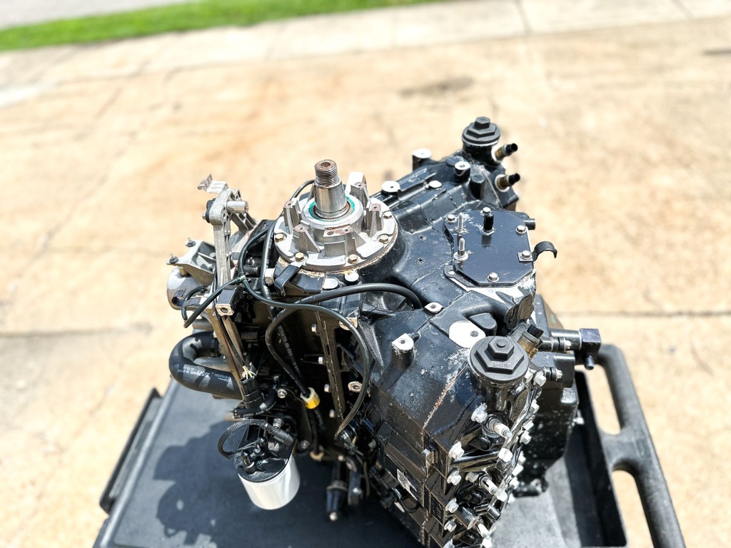 2013 Evinrude 250 HP 2 Stroke Outboard Powerhead 5007977 190 Hours