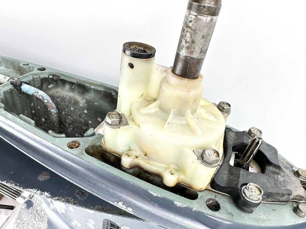 Yamaha 250HP F250 3.3L 25" Shaft Lower Unit Gear Case RH Standard Rotation