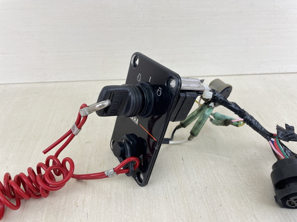 704-82570-13-00 Yamaha Single Engine Outboard Key Switch Assembly With Key - Good Condition