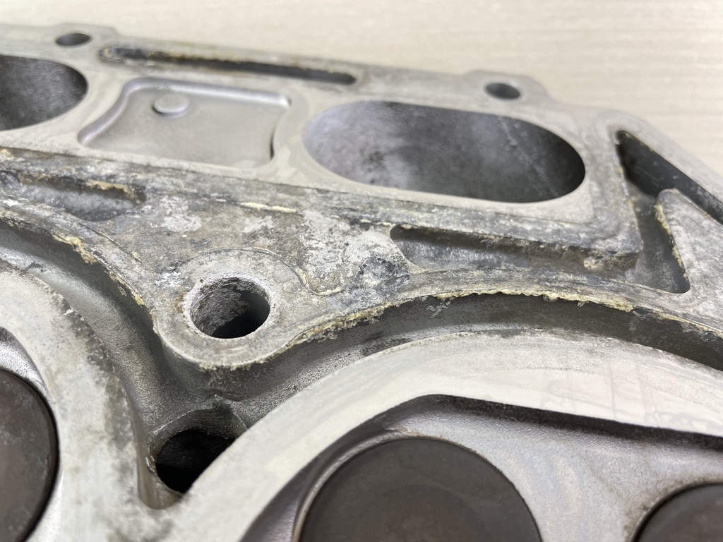 2004 Suzuki 225HP 4 Stroke Starboard Right Cylinder Head Assembly 11101-93J04