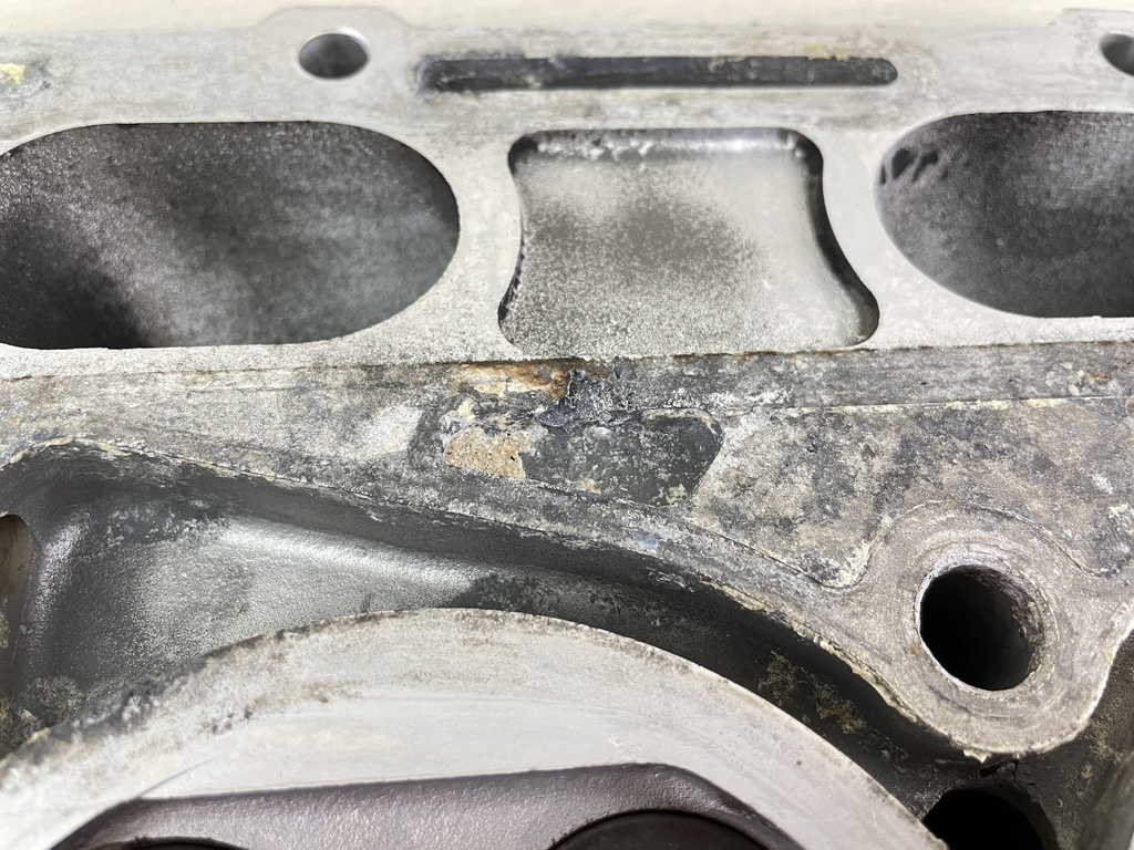 2004 Suzuki 225HP 4 Stroke Starboard Right Cylinder Head Assembly 11101-93J04