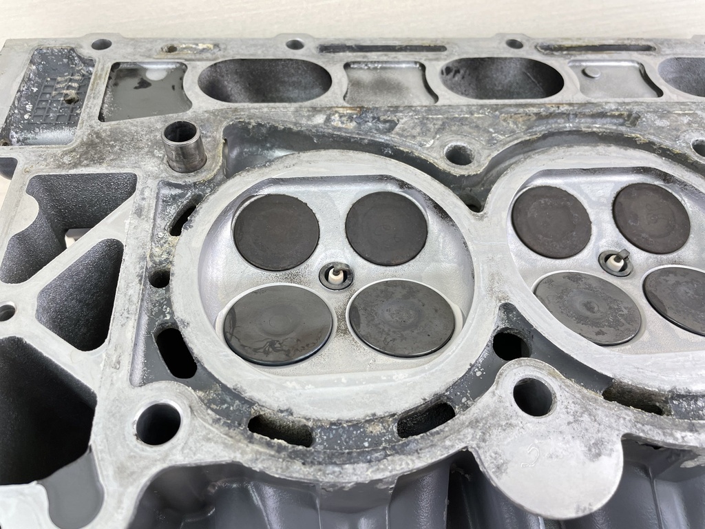 2004 Suzuki 225HP 4 Stroke Starboard Right Cylinder Head Assembly 11101-93J04