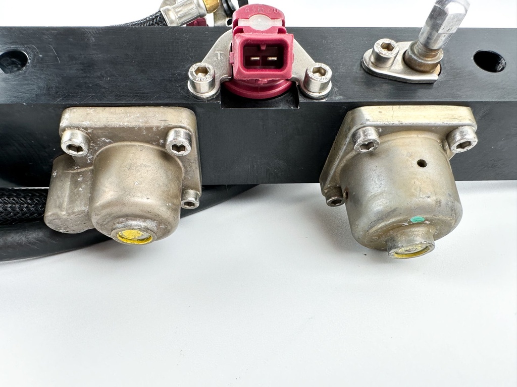 2005 Mercury 225 HP 2 Stroke Outboard Fuel Injector Set W/ Rail 884429T16 OEM