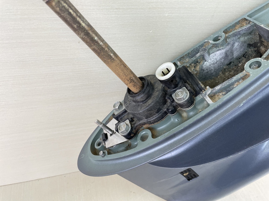 2002 Yamaha 40HP 4 Stroke Outboard 15" Short Lower Unit Gear Case RH 67C-45300-14-8D