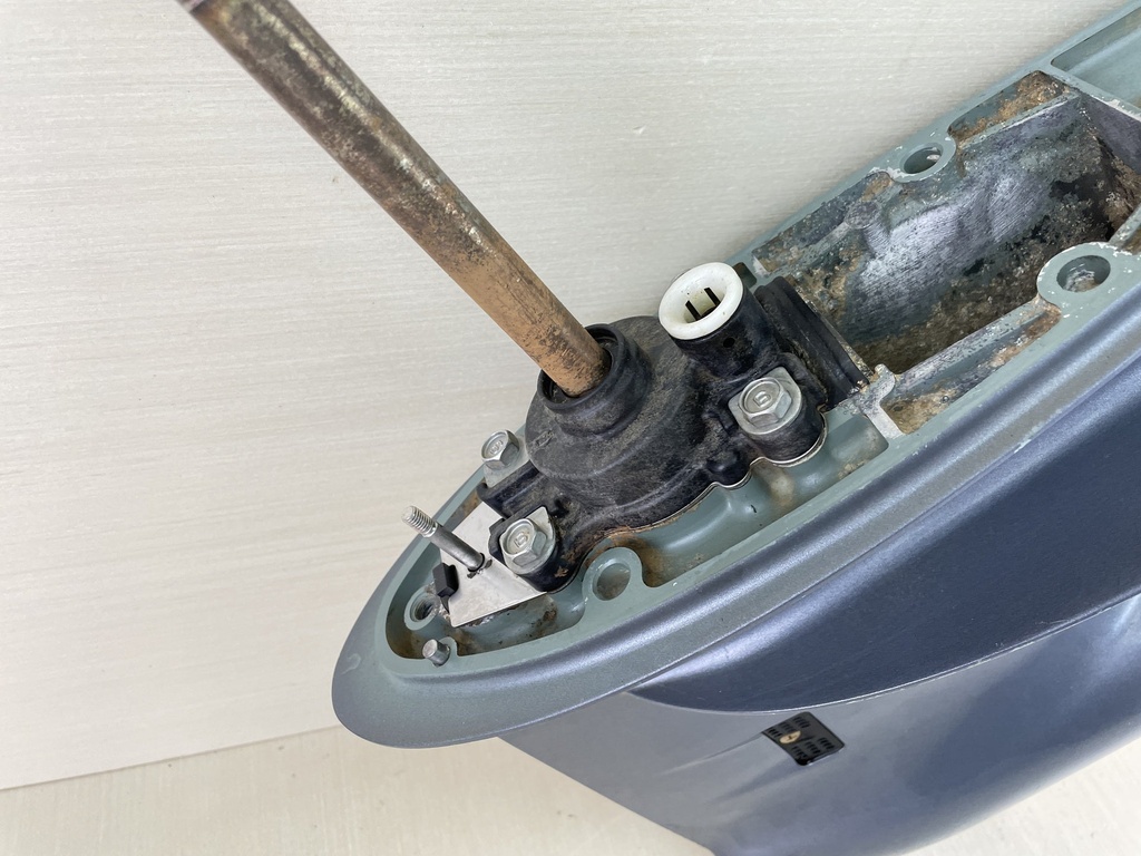 2002 Yamaha 40HP 4 Stroke Outboard 15" Short Lower Unit Gear Case RH 67C-45300-14-8D