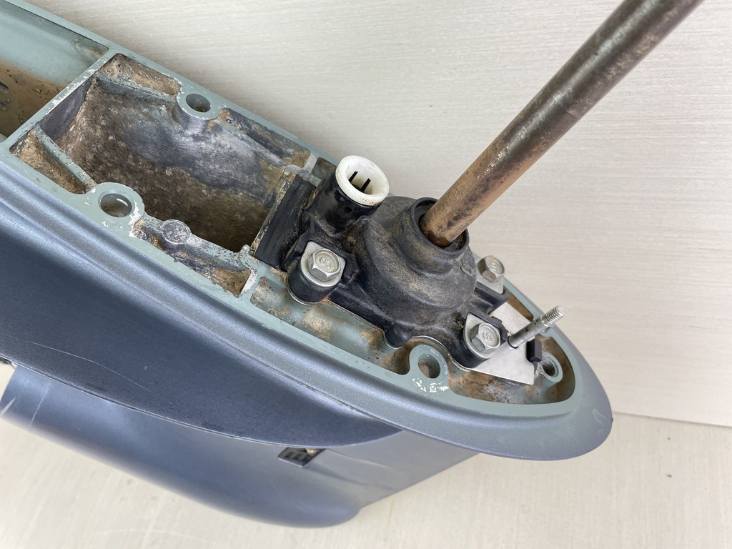 2002 Yamaha 40HP 4 Stroke Outboard 15" Short Lower Unit Gear Case RH 67C-45300-14-8D