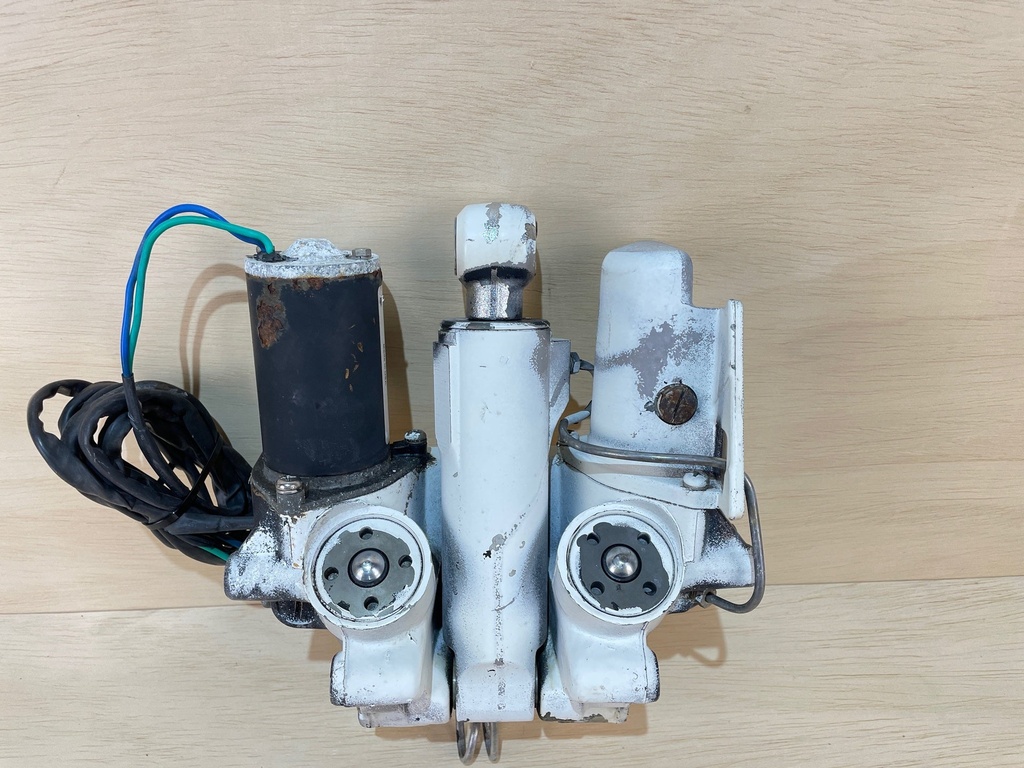 Evinrude Johnson 112HP Outboard Engine Power Trim & Tilt Unit