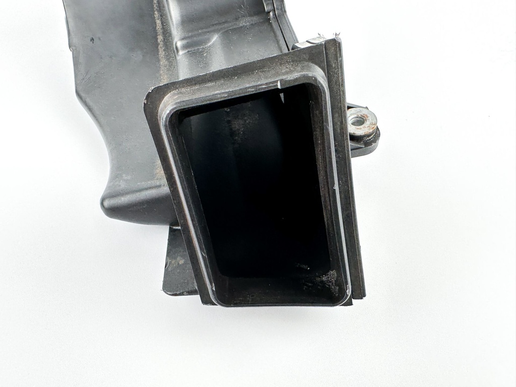 2011 Suzuki 140 HP 4 Stroke Outboard Intake Air Silencer Assembly 13810-90J01 OEM