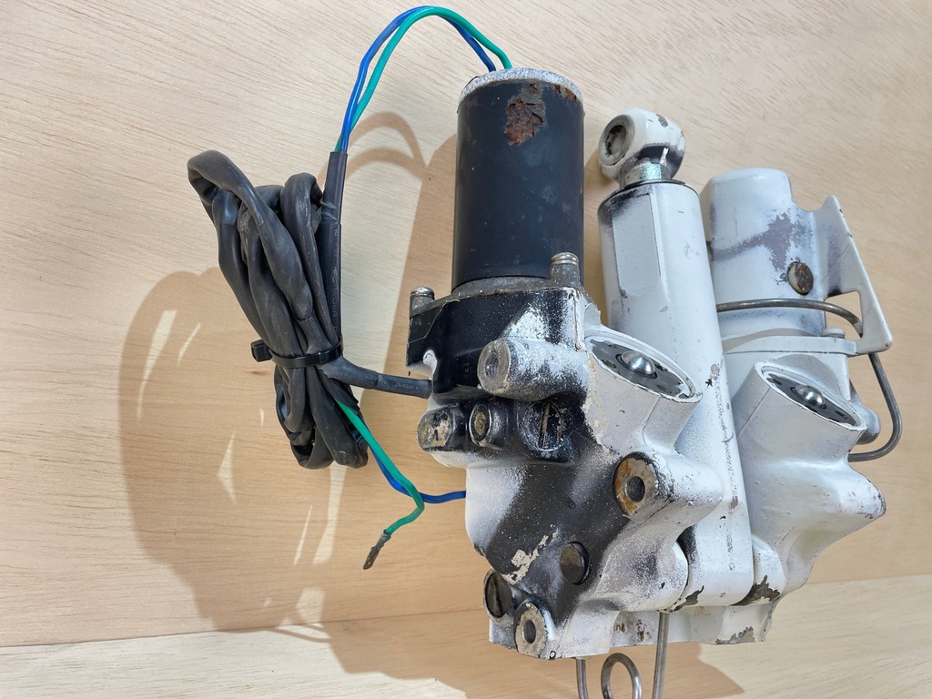 Evinrude Johnson 112HP Outboard Engine Power Trim & Tilt Unit