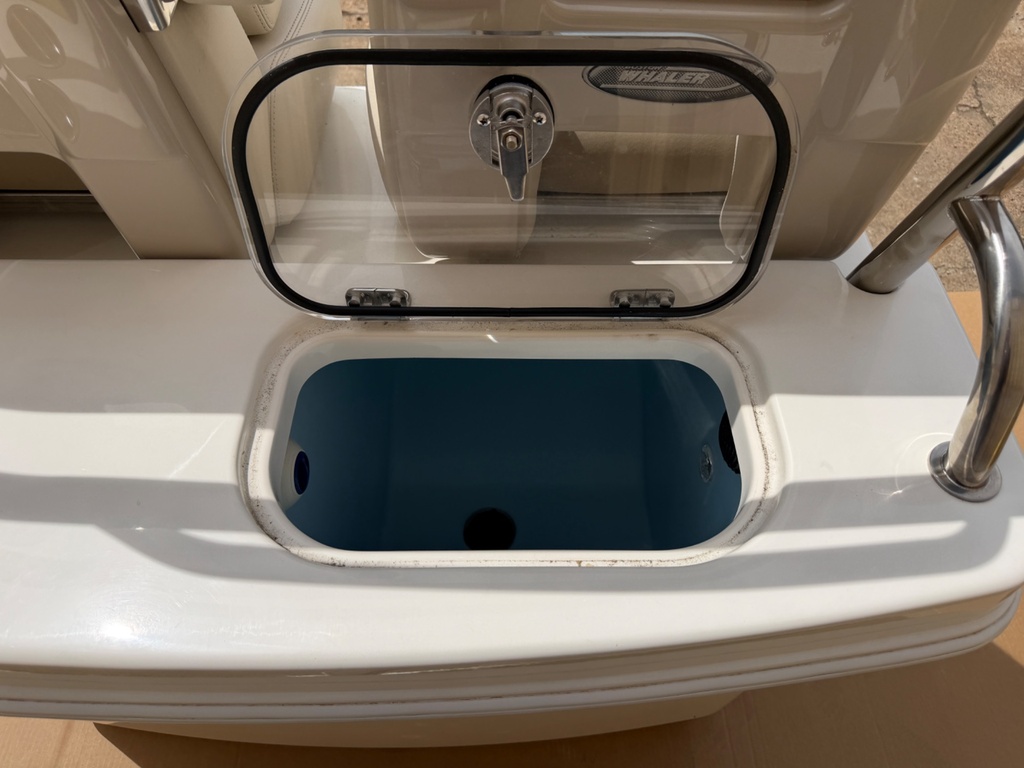 Boston Whaler Outrage FiberGlass Leaning Post Helm Seat Tackle Station Live Well