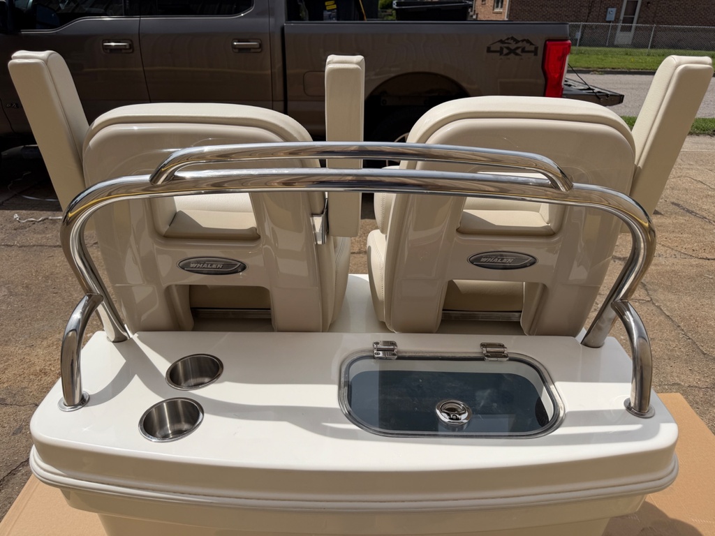 Boston Whaler Outrage FiberGlass Leaning Post Helm Seat Tackle Station Live Well