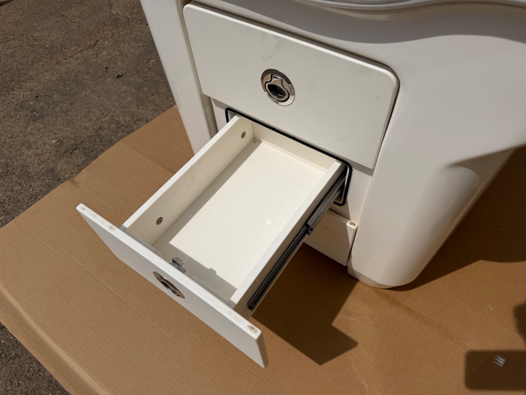 Boston Whaler Outrage FiberGlass Leaning Post Helm Seat Tackle Station Live Well
