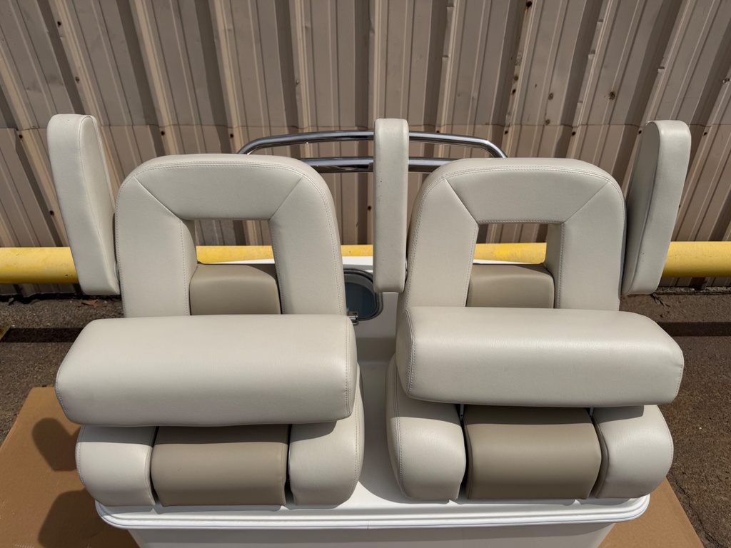 Boston Whaler Outrage FiberGlass Leaning Post Helm Seat Tackle Station Live Well
