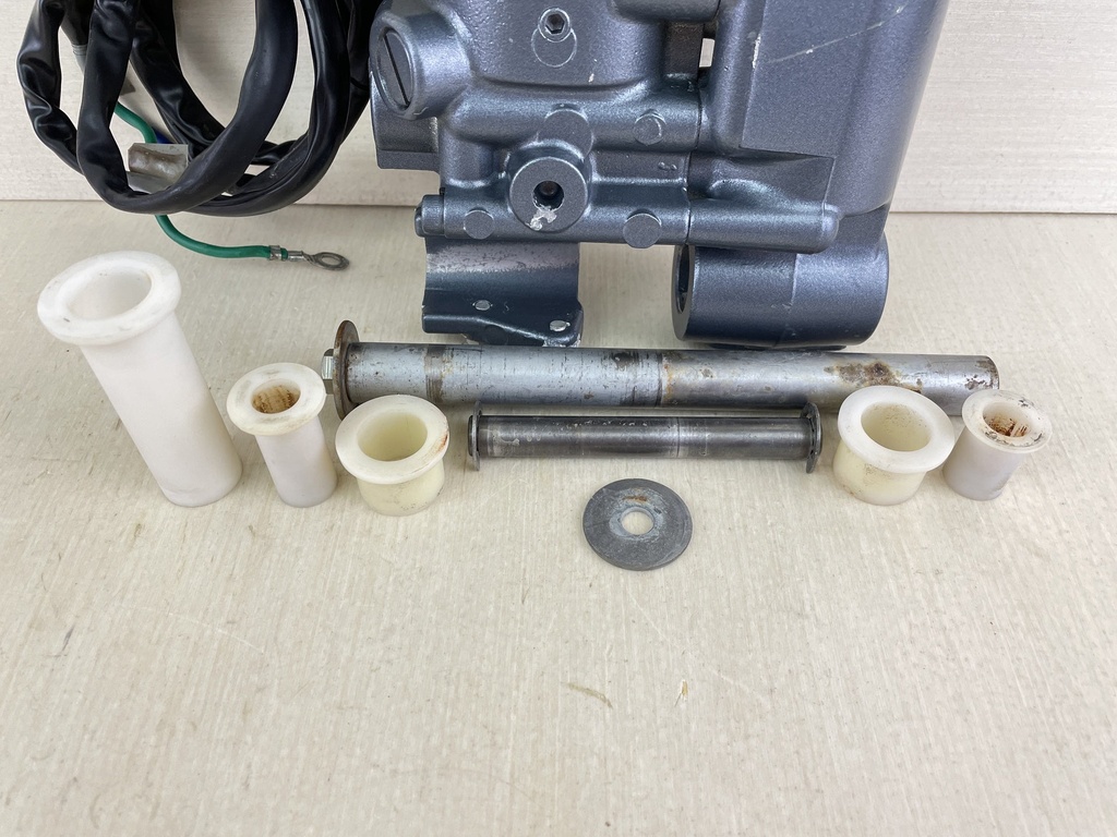 2004 Yamaha 40HP F40 Outboard Power Trim And Tilt Assembly 67C-43800-00-4D