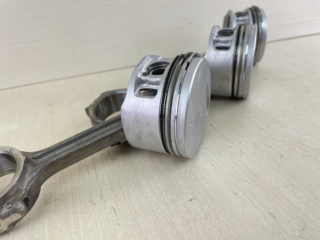 2000 Yamaha 40HP 4 Stroke Outboard Piston & Connecting Rod Set 3 65W-11631-00-96