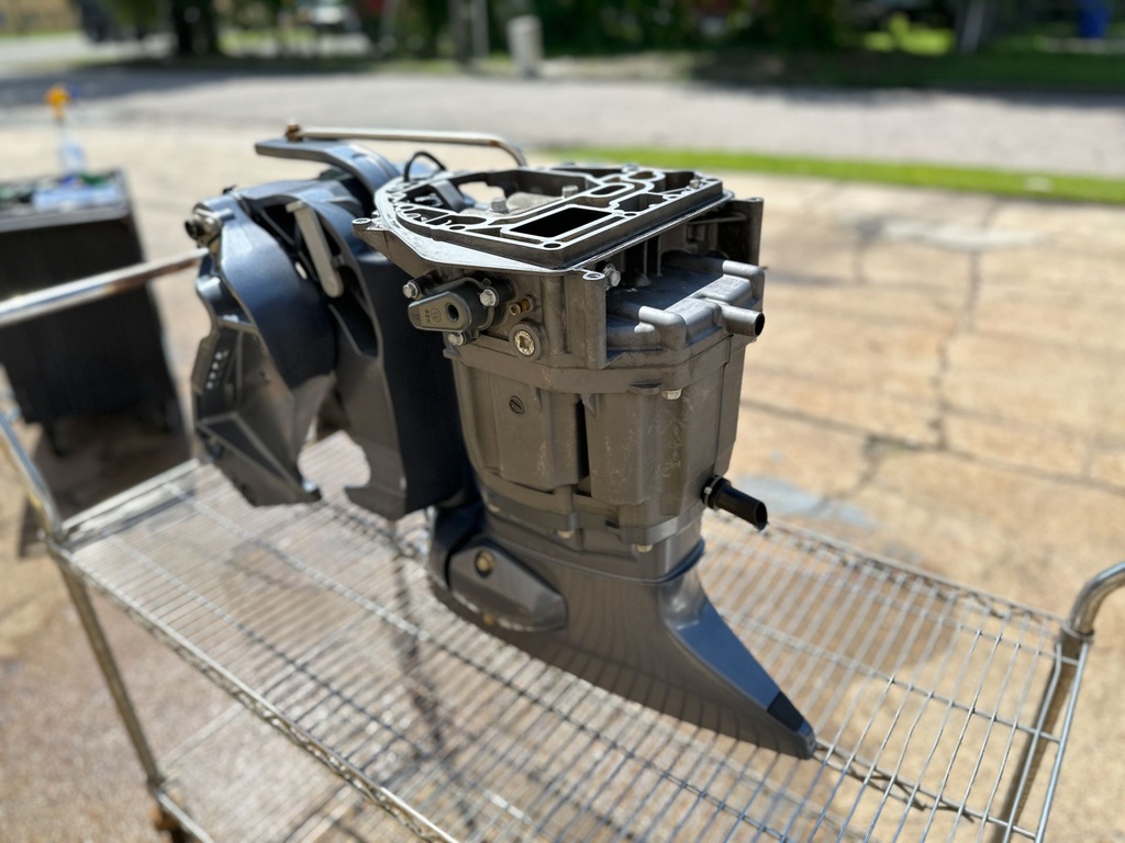 2016 Yamaha 115 HP 4 Stroke L" 20" Complete Midsection & Swivel Bracket 6EK-45111-00-8D