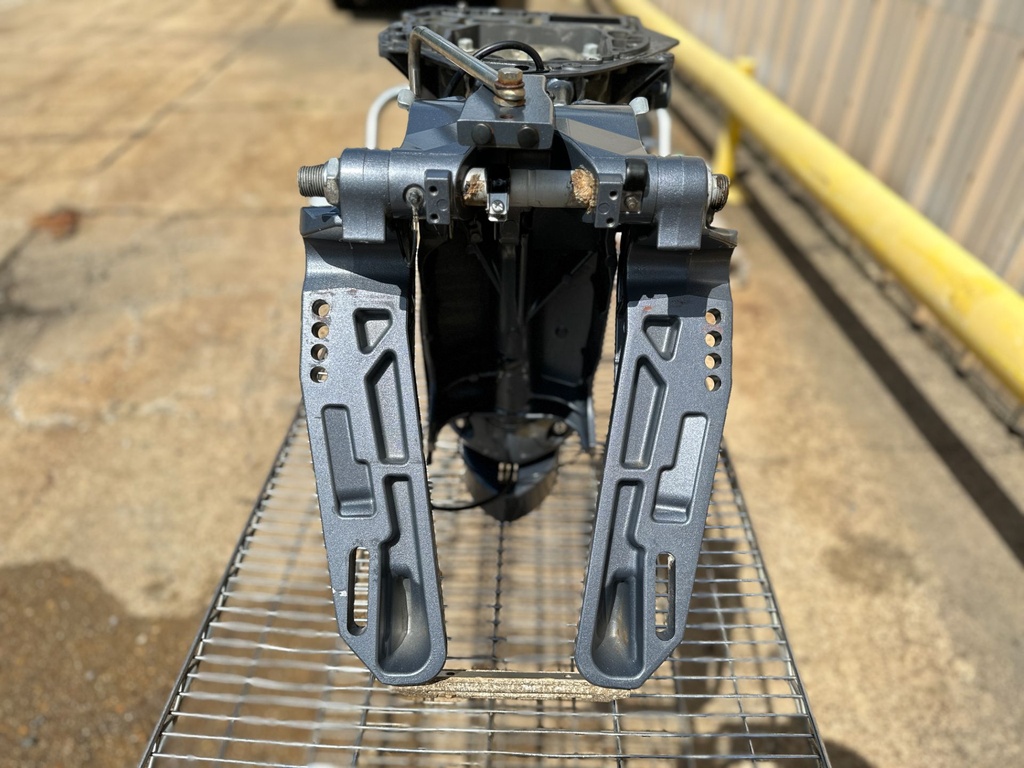 2016 Yamaha 115 HP 4 Stroke L" 20" Complete Midsection & Swivel Bracket 6EK-45111-00-8D