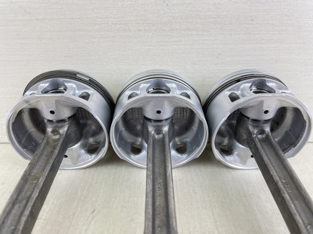 2000 Yamaha 40HP 4 Stroke Outboard Piston & Connecting Rod Set 3 65W-11631-00-96