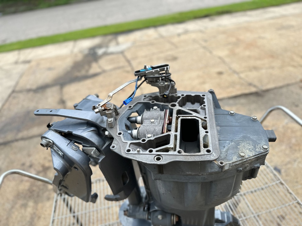 2017 Yamaha 200 HP 4 Stroke Outboard Complete Midsection & Swivel Bracket 6DA-45111-00-8D OEM