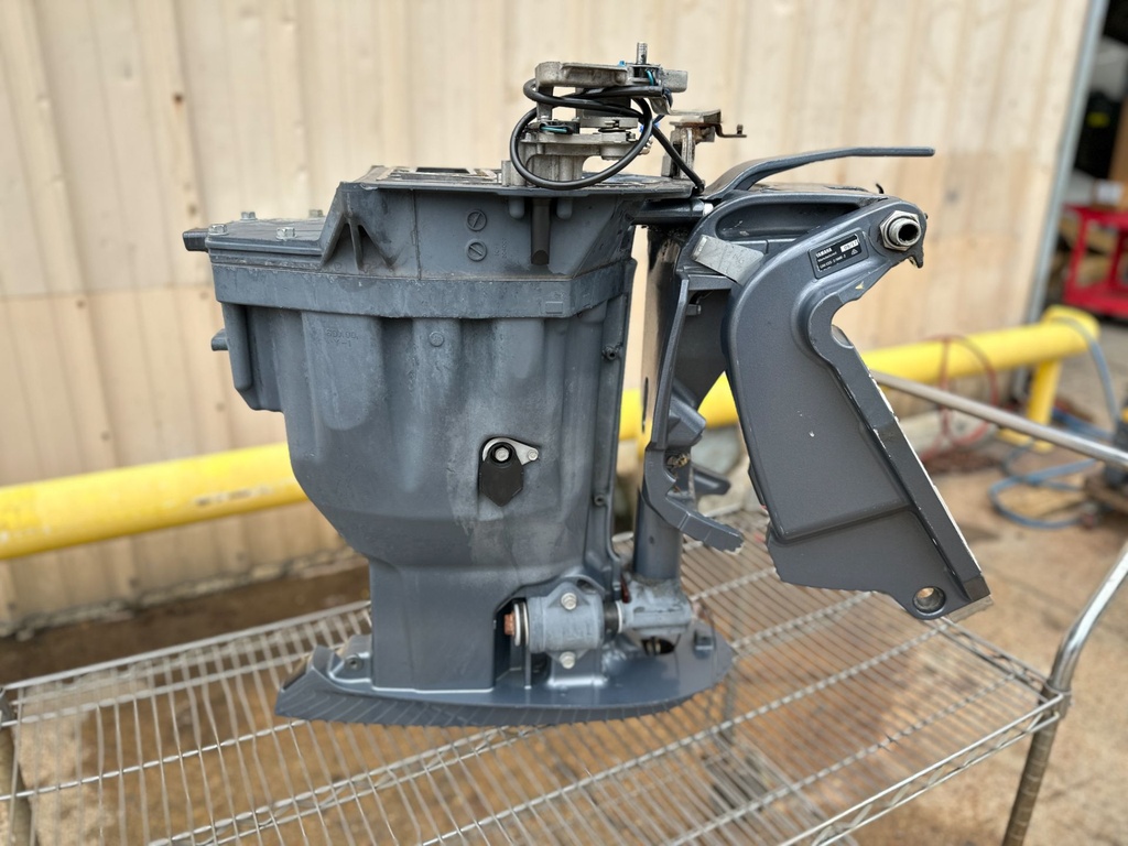 2017 Yamaha 200 HP 4 Stroke Outboard Complete Midsection & Swivel Bracket 6DA-45111-00-8D OEM