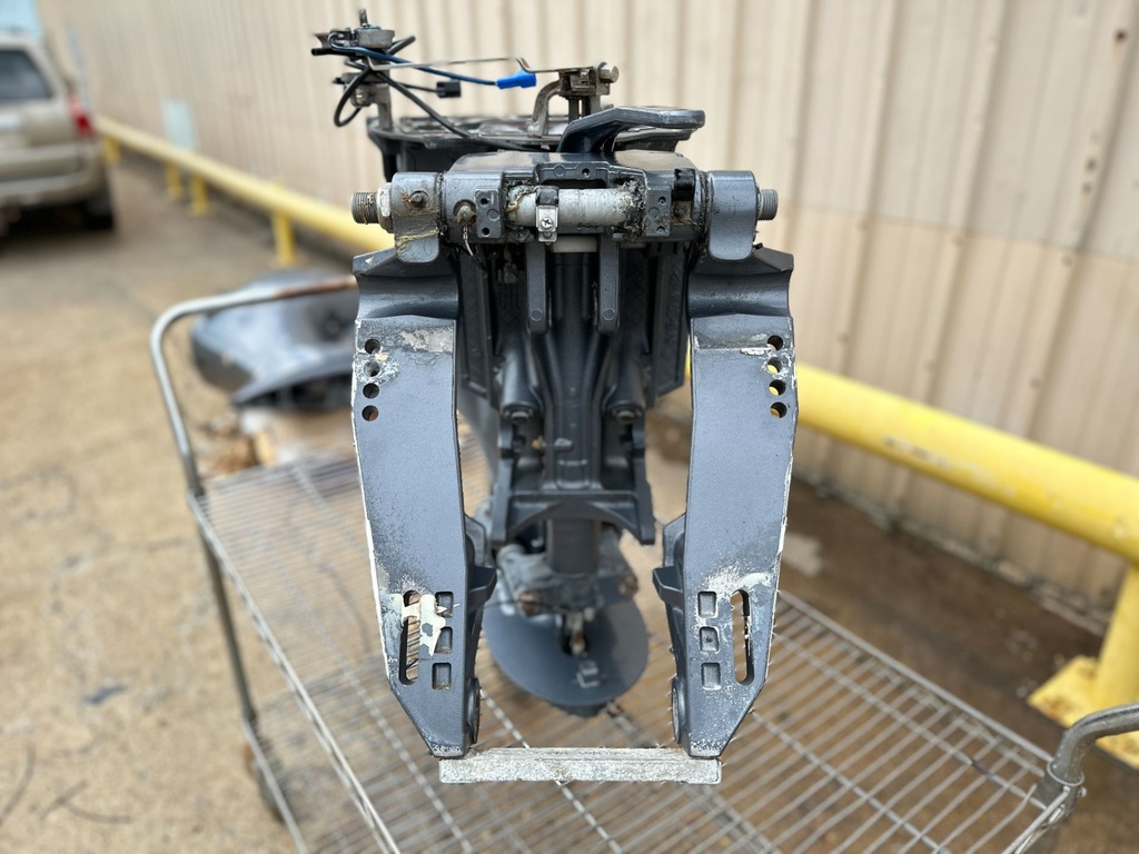 2017 Yamaha 200 HP 4 Stroke Outboard Complete Midsection & Swivel Bracket 6DA-45111-00-8D OEM