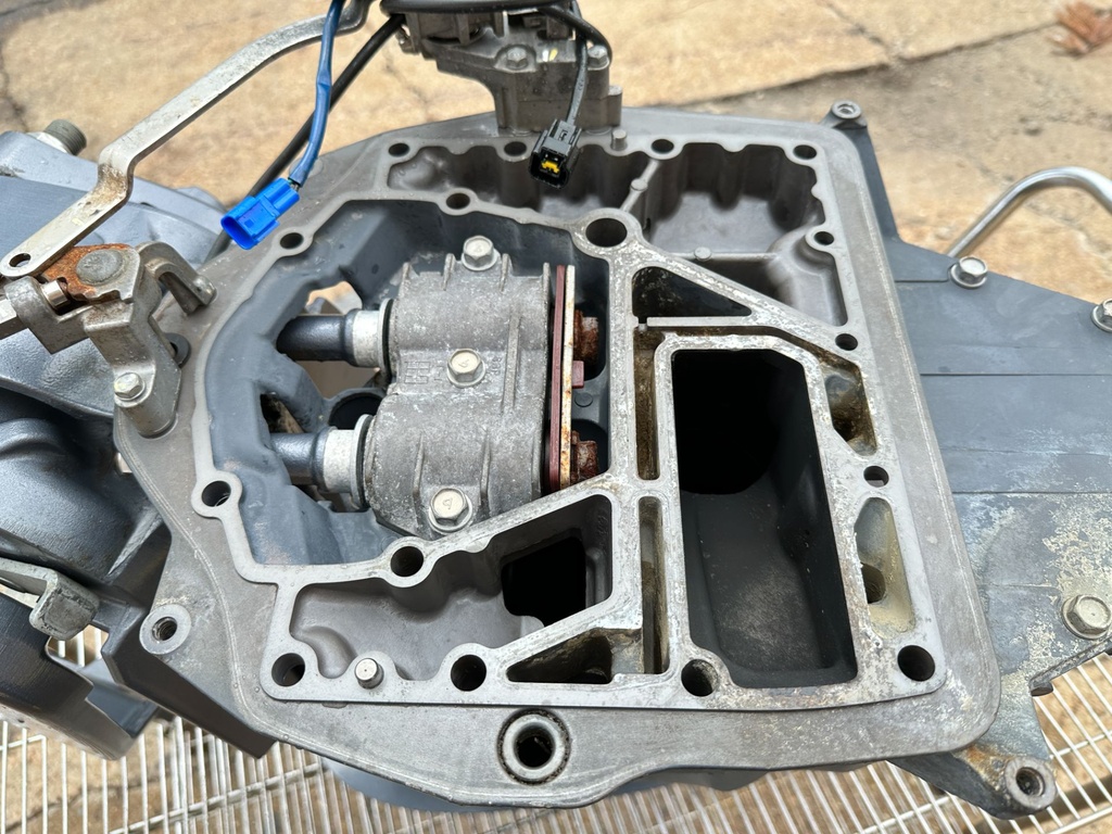 2017 Yamaha 200 HP 4 Stroke Outboard Complete Midsection & Swivel Bracket 6DA-45111-00-8D OEM