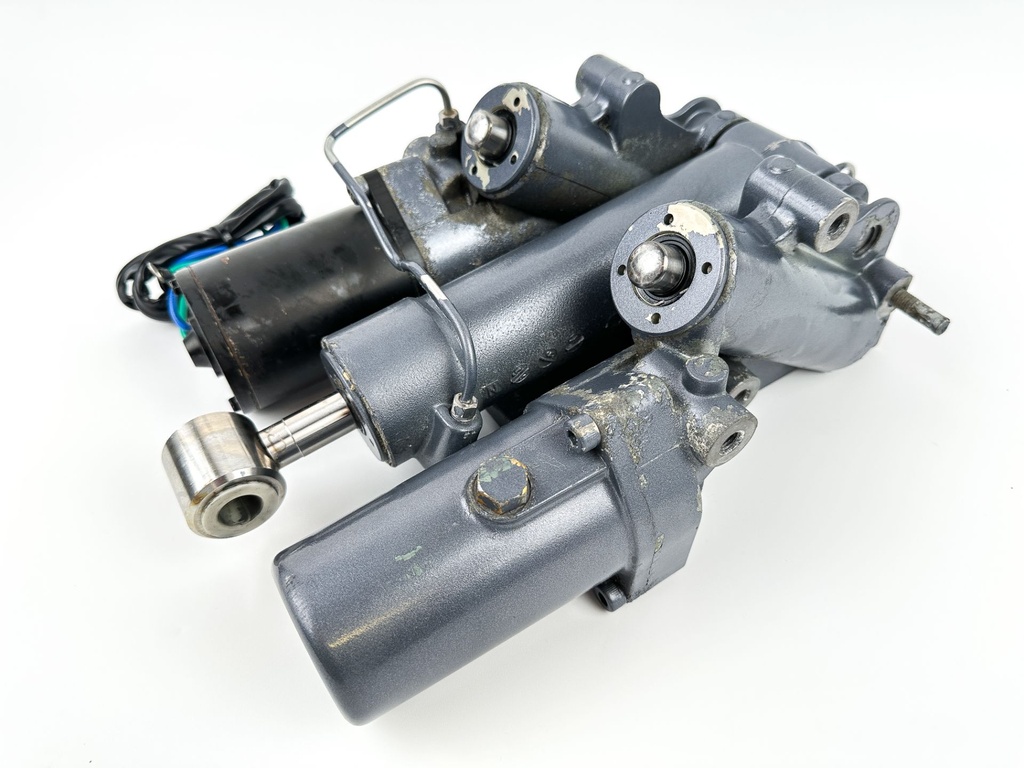 2004 Yamaha 225 HP 4 Stroke Outboard Power Trim Tilt Unit 69J-43800-01-4D Leaks