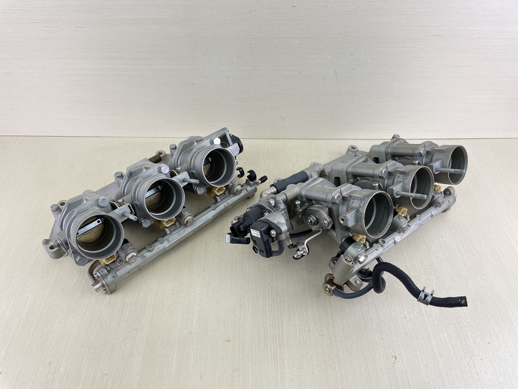 2006 Yamaha 225HP 4 Stroke Outboard Throttle Body Assembly Set Pair 69J-13750-01-00