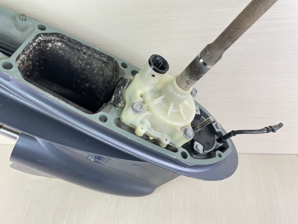 2000-2015  Yamaha 15HP 4 Stroke Outboard 20" Lower Unit Gear Case 68V-45300-12-8D